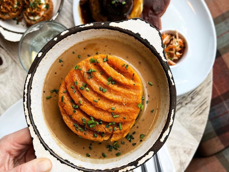 Makars Gourmet Mash Bar is located on 9 and Bank Street and is described as one of the "gems of Edinburgh". It offers lots of options, including plant based food for vegans.