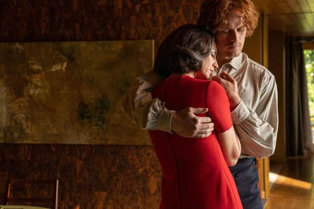 Outlander Season 6 recap: Claire and Jamie share a hug in Outlander Season 5 (Outlander Starz)