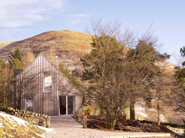 Experience hygge at this romantic Scandi-woodshed, just 10 miles from Edinburgh and with its own wood-fired hot tub. Book: https://bit.ly/2SclbQN