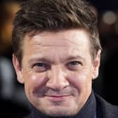 Jeremy Renner has made his first late night US television appearance since his serious snowplough incident on New Year’s Day.