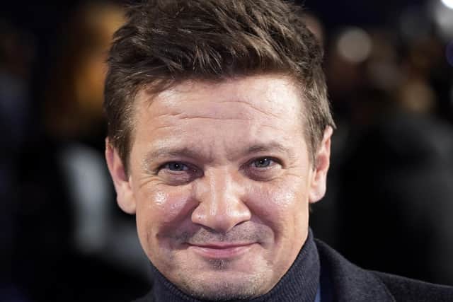 Jeremy Renner has made his first late night US television appearance since his serious snowplough incident on New Year’s Day.