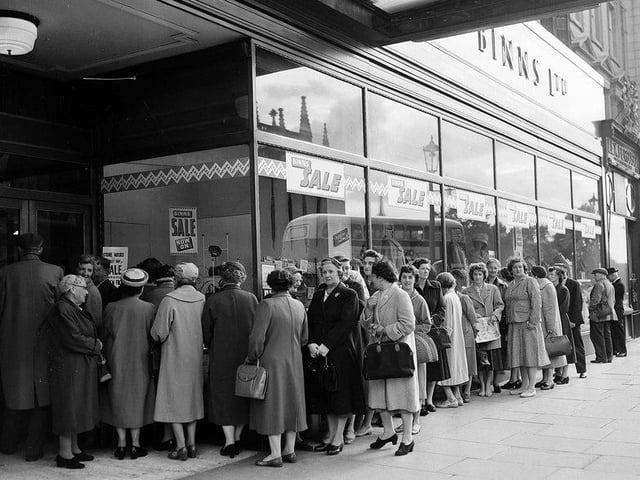 What we know as Johnnie Walker Princes Street used to be Binns department store before later becoming House of Fraser. Here you can see a queue anxiously awaiting to get in and take advantage of the sale.