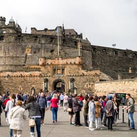 A lot of people in front of Edinburgh Castle Pic Jaroslav Moravcik/Adobe