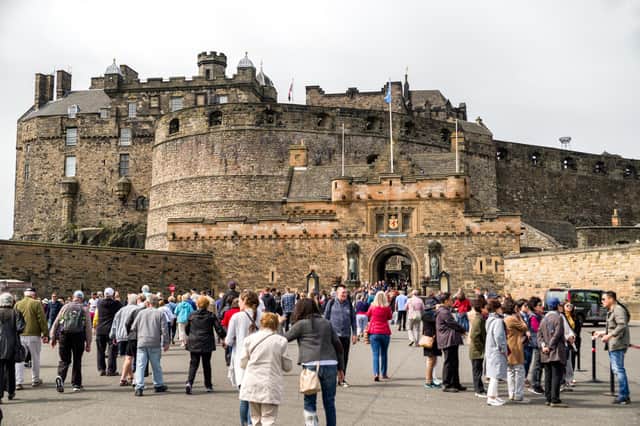 A lot of people in front of Edinburgh Castle Pic Jaroslav Moravcik/Adobe