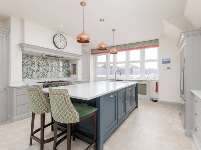 Kitchen diner.