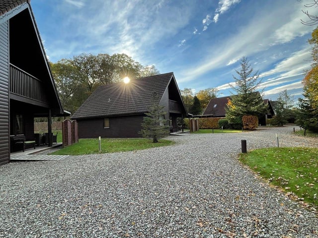 A short druve from the banks of shimmering Loch Lomond, the Lomond Luxury come complete with private hot tubs, saunas or spa baths. Set in beautiful grounds, pick from two or three bedroom chalet lodges, a stunning studio apartment or one of two luxury pods.
