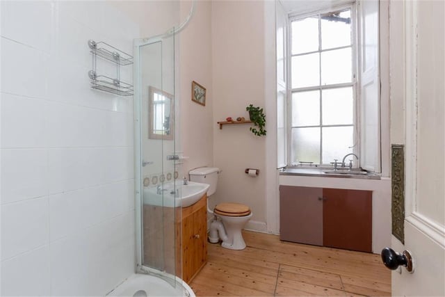 Shower room.