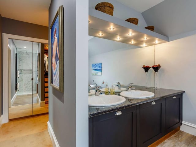 Master bedroom en-suite.
