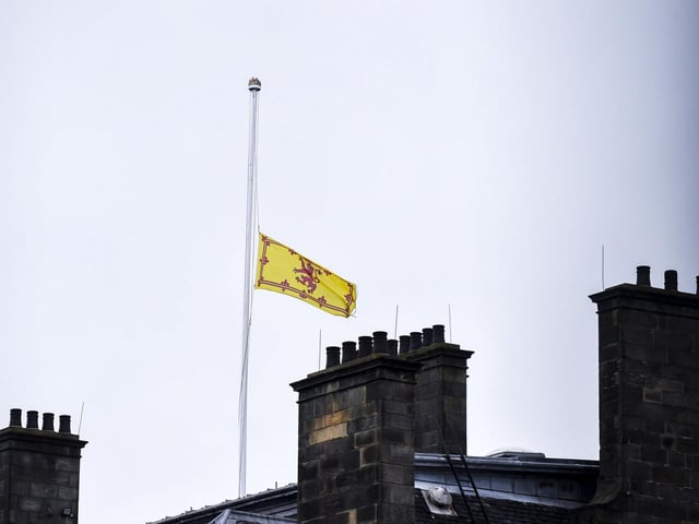 The Royal Banner of Scotland above the Palace of Holyroodhouse in Edinburgh was flown at half-mast, to mark the beginning of the official mourning period. It will stay this way until the day after the Queen’s state funeral as a sign of respect.