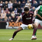 Ellis Simms battles with Paul Hanlon. (Photo by Alan Harvey / SNS Group)