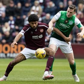 Ellis Simms battles with Paul Hanlon. (Photo by Alan Harvey / SNS Group)