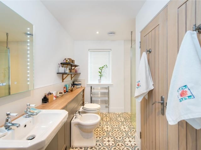 Principal bedroom en-suite.