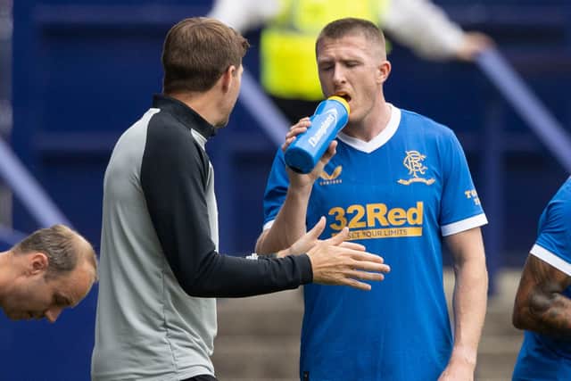 Steven Gerrard (left) speaks to John Lundstram. (Photo by Craig Williamson / SNS Group)