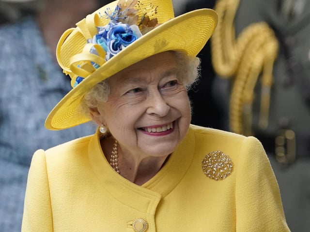 Andrew Matthews was at Paddington station for the opening of the Elizabeth line when rumours began swirling that the Queen would make a surprise visit herself – instead of her son the Earl of Wessex as planned.

Andrew said: “A sudden flurry of activity saw two workmen arrive to remove the plaque that had the name of the Earl of Wessex on it to replace it with one bearing the name of Her Majesty the Queen.