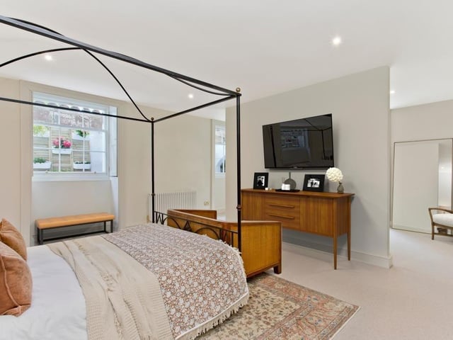 Principal bedroom.