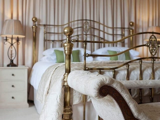 Windlestraw is a beautiful Edwardian mansion set in the Borders town of Walkerburn, just a short drive of Edinburgh, with views over the Tweed Valley. Luxurious surroundings, superb food and fine wines are guaranteed,