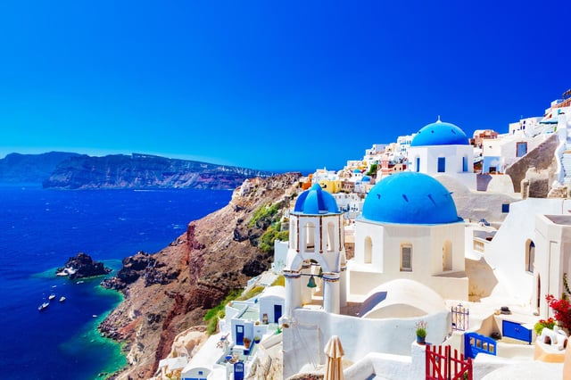 Des destinations de vacances populaires comme la Grèce figurent toujours sur la liste de voyage orange (Shutterstock)