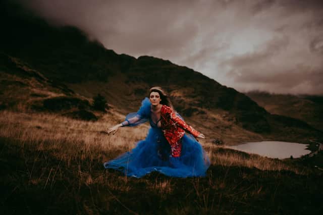 Elektropopová umělkyně Elizabeth Electra z Glasgow spojila své síly s Cryptic Arts, aby vytvořila nový krátký film v Rest and Be Thankful in Argyll.  Foto: Neil Garvey