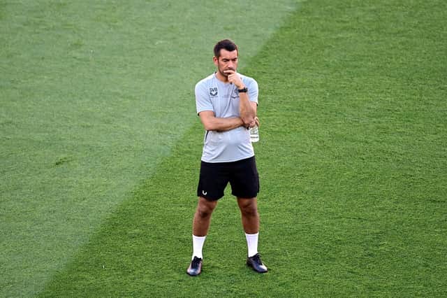 Os preparativos do treinador do Rangers, Giovanni van Bronckhorst, para a nova temporada sofreram um revés.  Um amistoso de pré-temporada contra o Sunderland, em Portugal, foi adiado no intervalo devido a uma falha nos holofotes (Imagem: Javier Soriano/AFP via Getty Images)