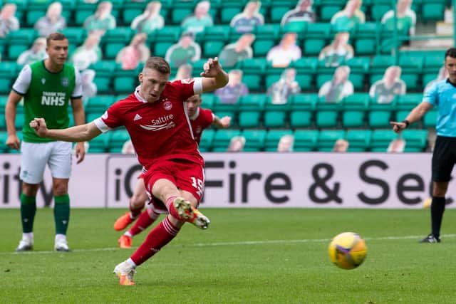 Aberdeen's Lewis Ferguson makes it 1-0 with a penalty during the Scottish Premiership match against Hibernian at Easter Road on August 30, 2020. (Photo by Ross Parker / SNS Group)