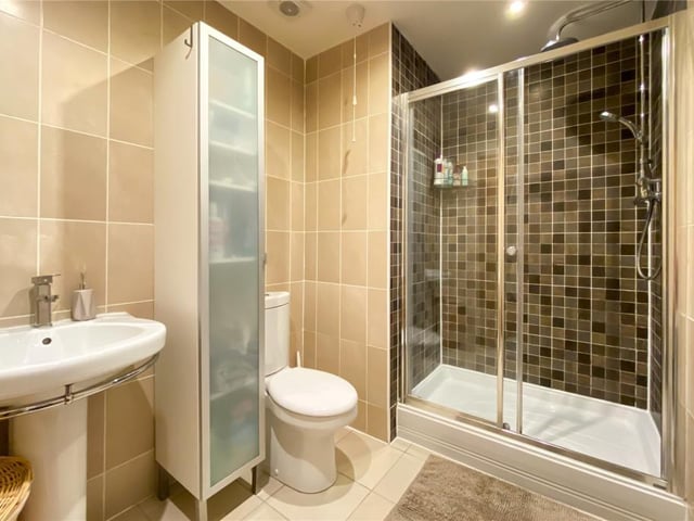Principal bedroom en-suite.
