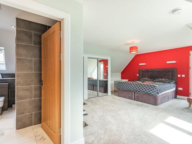 Principal bedroom.