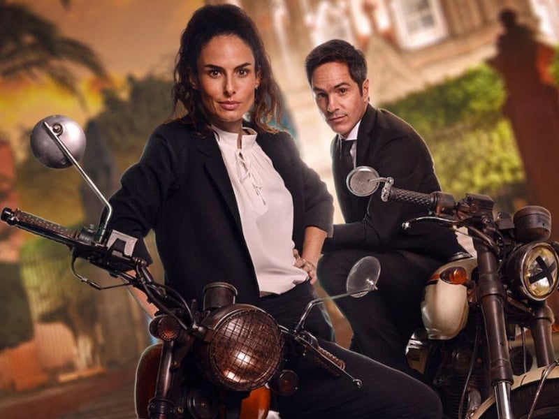 A brother and sister who haven't seen each other in 15 years try to repair their relationship while fulfilling a childhood dream: a motorcycle road trip through Mexico.