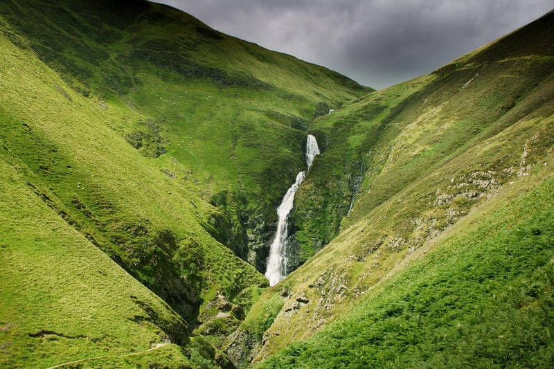 This is the most impressive waterfall in southern Scotland, so called because it resembles a horse's tail. This stunning pair of waterfalls merge into one in wet weather and fall 200 feet. They are the fifth highest in the UK. This enchanting view inspired Sir Walter Scott to write his poem Marmion. Sir Walter is said to have stopped here on his horse because of thick fog. At the foot of the falls there's an Iron Age earthwork known as the Giant's Grave.