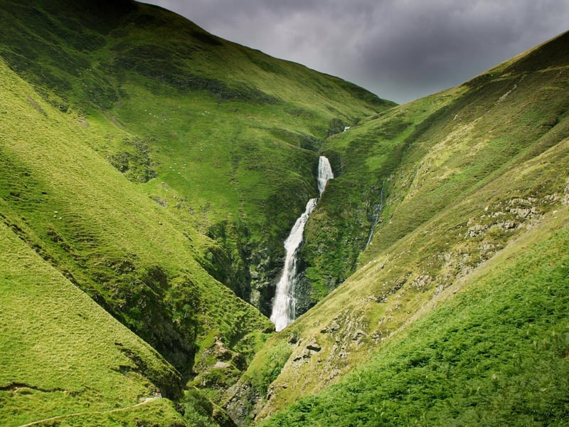 This is the most impressive waterfall in southern Scotland, so called because it resembles a horse's tail. This stunning pair of waterfalls merge into one in wet weather and fall 200 feet. They are the fifth highest in the UK. This enchanting view inspired Sir Walter Scott to write his poem Marmion. Sir Walter is said to have stopped here on his horse because of thick fog. At the foot of the falls there's an Iron Age earthwork known as the Giant's Grave.