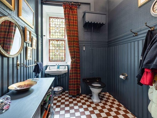 Cloakroom / WC.