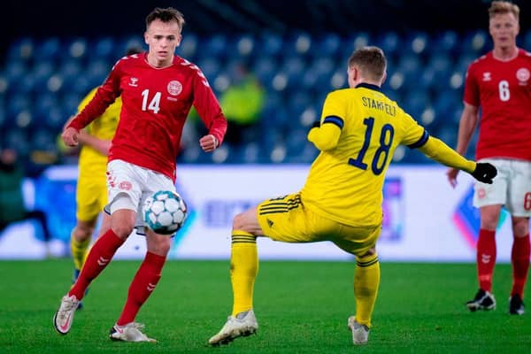 Denmark's Mikkel Damsgaard (L) and Sweden's Carl Starfelt vie for the ball (Photo by LISELOTTE SABROE/Ritzau Scanpix/AFP via Getty Images)
