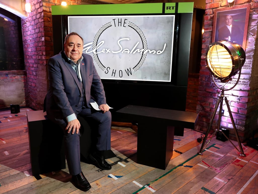 Alex Salmond takes on local council in Yes sign row
