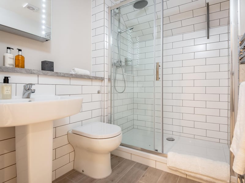 En-suit shower room to the master bedroom