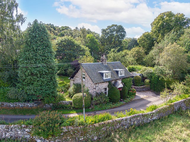 What is it? An idyllic traditional cottage and bothy offering plenty of period charm. The detached dwelling is 200 years old, having originally served the Sauchie Estate.