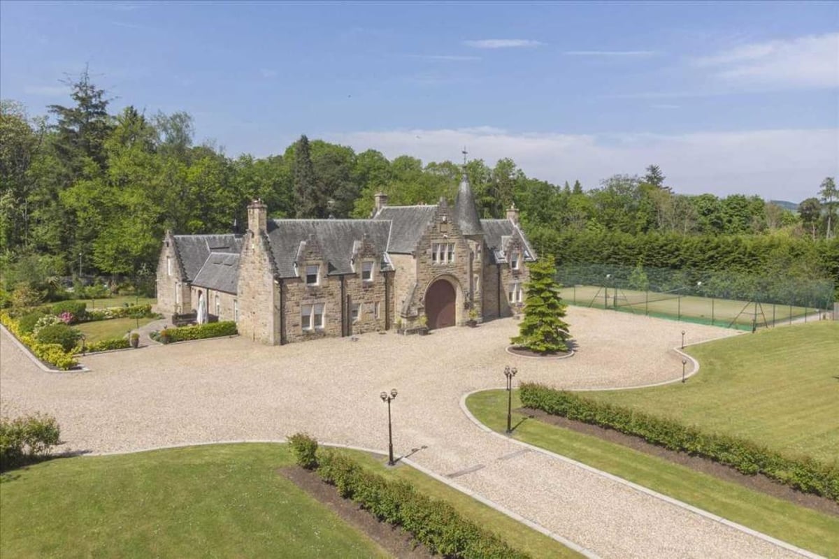Spectacular 6-bedroom period property, beautifully renovated and with a self-contained annexe, separate office and lovely grounds