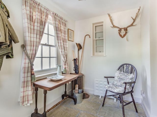 Oldany Lodge - porch.