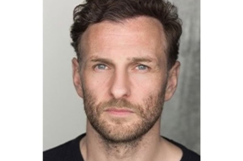 Steven Cree (Outlaw King, Brave) plays Ian Murray. Yet another returnee from season 4, former soldier Ian Murray is husband to Jenny Murray and a close friend of Jamie Fraser.