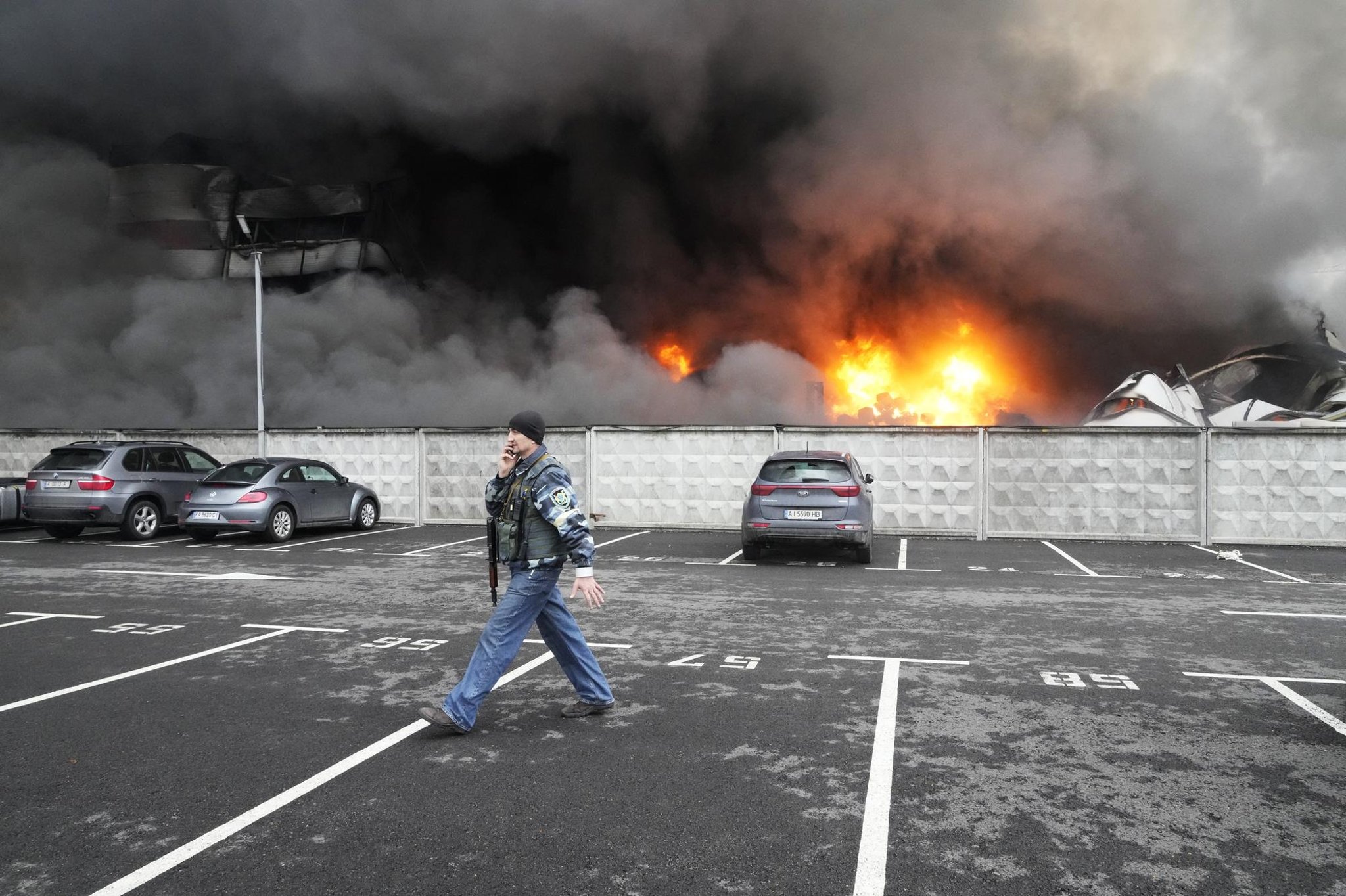 Vladimir Putin’s assault on Kyiv ‘failing to make major progress’ despite heavy shelling – MoD