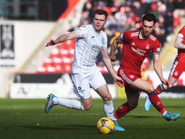 Chris Cadden is shadowed by Connor McLennan during Hibs' 2-1 defeat at Aberdeen. (Photo by Craig Foy / SNS Group)