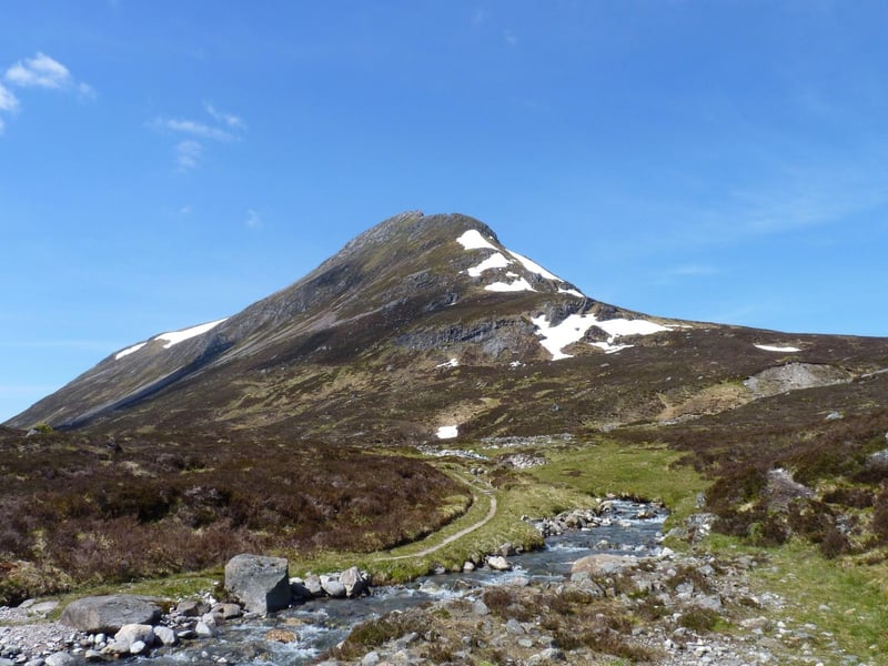 Geal Charn, at the western end of the Monadh mountain range, offers rolling, gentle, grass covered slopes for a pleasant ascent.