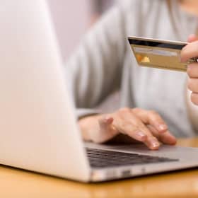 Several shops are still offering online delivery, despite stores being closed (Photo: Shutterstock)