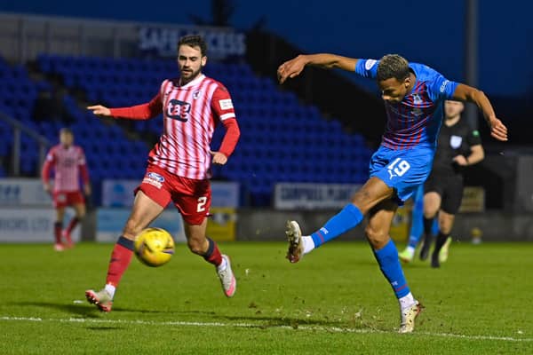 Inverness striker Manny Duku takes a shot during the 1-1 draw with Raith. (Photo by Rob Casey / SNS Group)