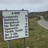 Dh’fhaodadh thu siubhail bho Rubha Robhanais gu Bhatarsaigh gun a’ Ghàidhlig a chluinntinn mar chànan làitheil