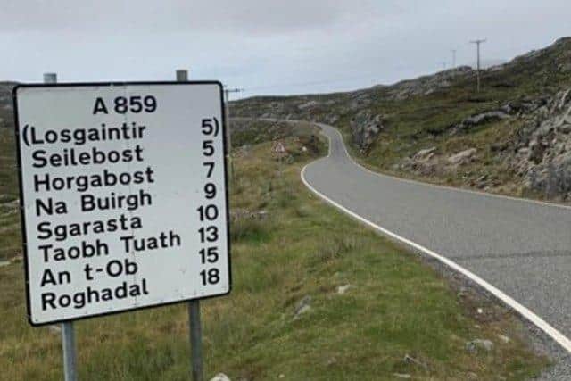 Dh’fhaodadh thu siubhail bho Rubha Robhanais gu Bhatarsaigh gun a’ Ghàidhlig a chluinntinn mar chànan làitheil