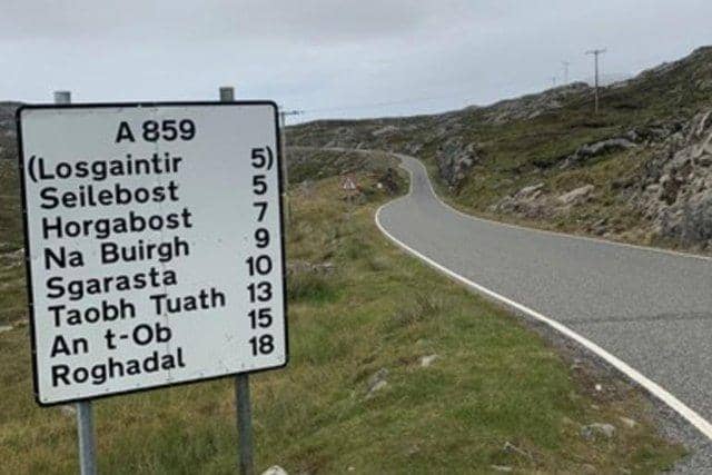 Dh’fhaodadh thu siubhail bho Rubha Robhanais gu Bhatarsaigh gun a’ Ghàidhlig a chluinntinn mar chànan làitheil