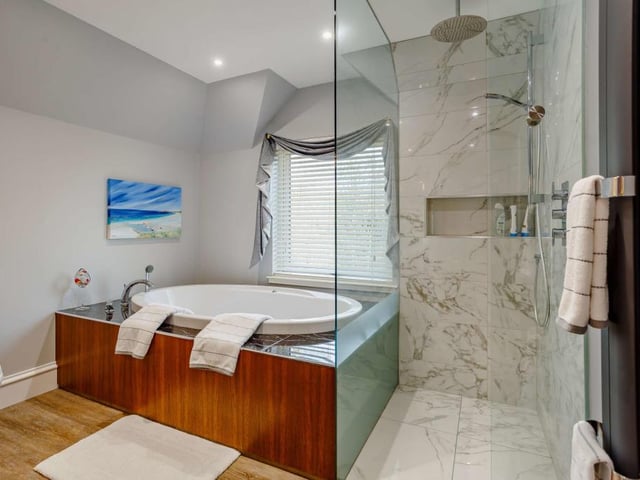Master bedroom en-suite.