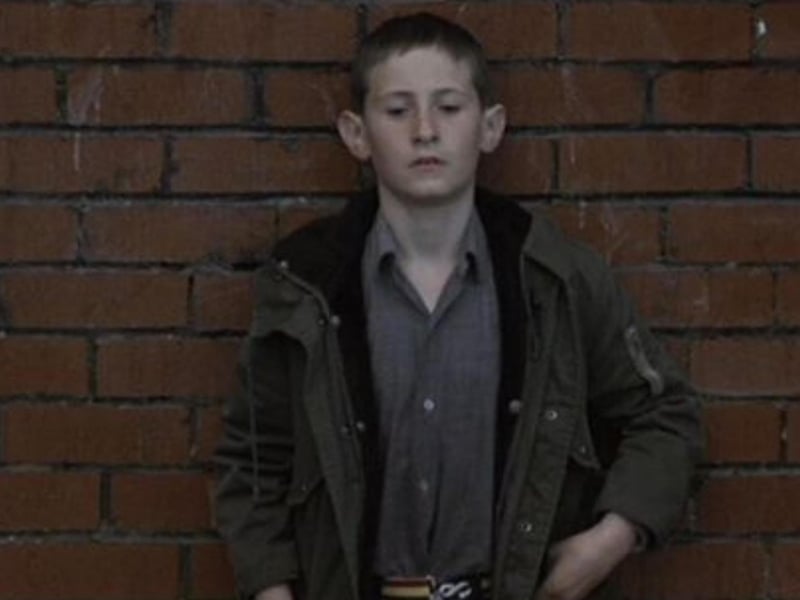 Ratcatcher is set in Glasgow in 1973, it focuses on the struggles of a young boy trying to survive the brutal realities of living in a city in peril.