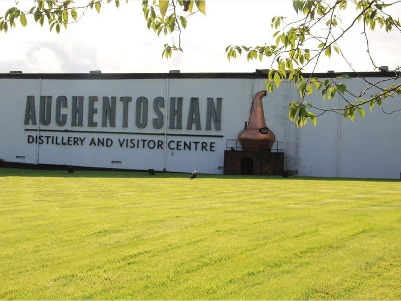 You can find Auchentoshan Distillery at the foot of the Kilpatrick hills situated close to Clydebank. In Gaelic its name translates to ‘Achadh an Oisein’ which means ‘corner of the field’. It is pronounced like “och[as in loch]-en-tosh-en”.