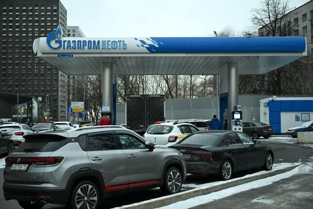 Cars queue to fill up at a Gazprom Neft petrol station in Moscow (PIcture: Natalia Kolesnikova/AFP via Getty Images)