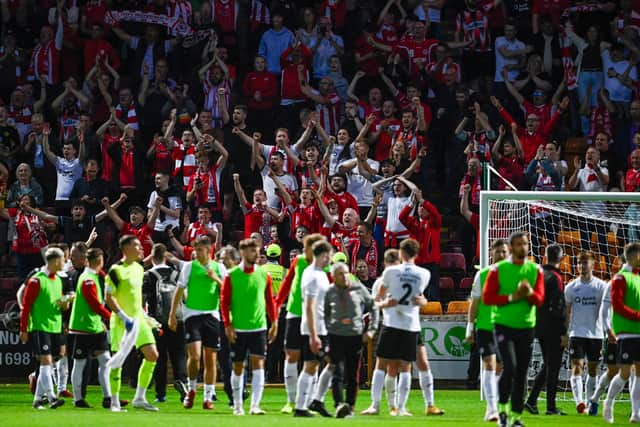 Sligo players applaud their fans at full time after the 1-0 win over Motherwell. (Photo by Rob Casey / SNS Group)